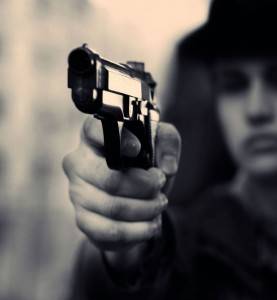 Rysowanie lub wystawianie śmiercionośnej broni, takiej jak pistolet lub innej broni palnej, w sposób niegrzeczny, zły lub grożąc jest przestępstwem w ramach California Gun Laws - Brandishing of a Weapon.